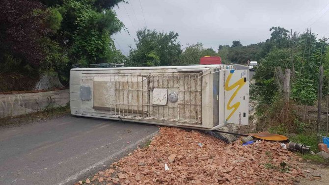 El Freni Çekilmeyen Midibüs Devrildi: 3 Yaralı