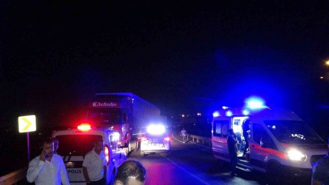 Sancaktepe’de İki Araç Kafa Kafaya Çarpıştı: 4 Yaralı
