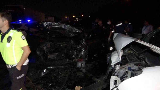 Sancaktepe’de İki Araç Kafa Kafaya Çarpıştı: 4 Yaralı