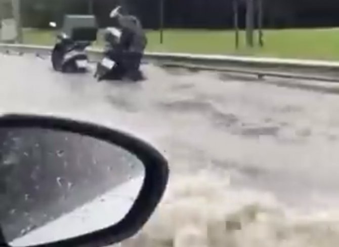 Sancaktepe’de Selde Mahsur Kalan Motosikletliler Kamerada