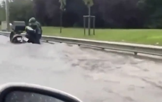 Sancaktepe’de Selde Mahsur Kalan Motosikletliler Kamerada