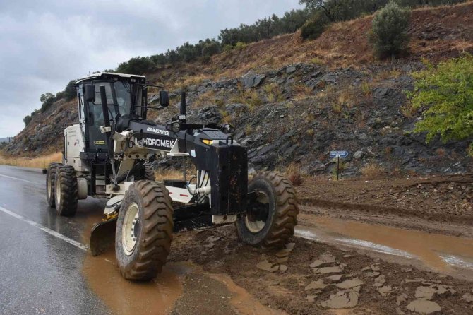Yağıştan Kapanan Yolu Gemlik Belediyesi Açtı