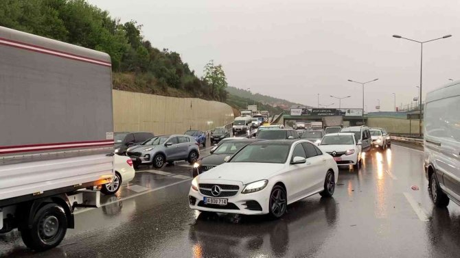 Çekmeköy’de 9 Aracın Karıştığı Zincirleme Kaza: 2 Yaralı