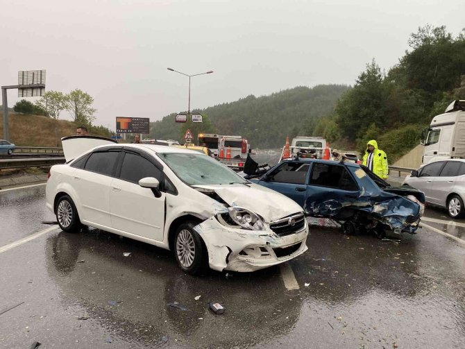 Çekmeköy’de 9 Aracın Karıştığı Zincirleme Kaza: 2 Yaralı