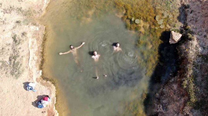 Uçurumun Kenarındaki Bu Göl Uyuzlara Çare Oluyor
