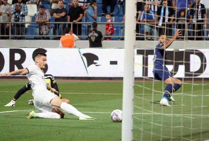 Spor Toto Süper Lig: Kasımpaşa: 0 - Fenerbahçe: 1 (Maç Devam Ediyor)