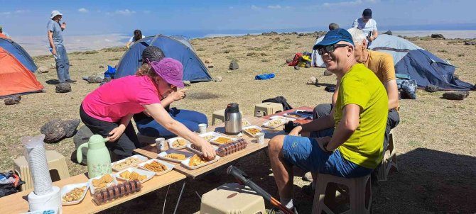 Turistlerden Süphan Dağı’na Büyük İlgi