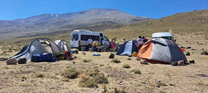 Turistlerden Süphan Dağı’na Büyük İlgi