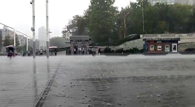 İ̇stanbul’da Sağanak Yağış Etkili Oluyor