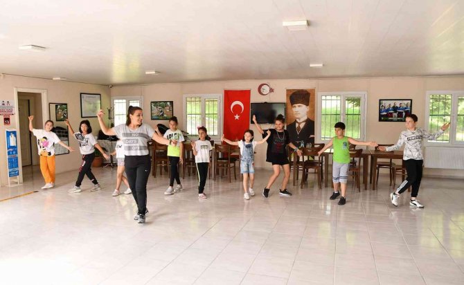 Çocuklar Halk Oyunlarını Öğreniyor