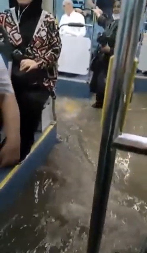 Üsküdar’da İ̇ett Otobüsünü Sel Bastı, Yolcular Panikle Kaçıştı