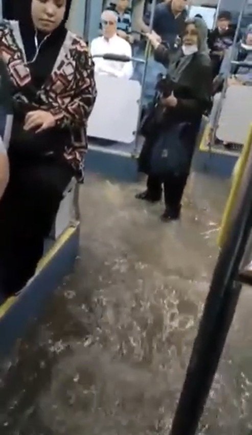 Üsküdar’da İ̇ett Otobüsünü Sel Bastı, Yolcular Panikle Kaçıştı