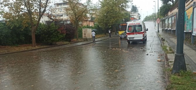 Üsküdar’da Yollar Göle Döndü: 1 Araç Mahsur Kaldı, Yolcu Fenalaştı
