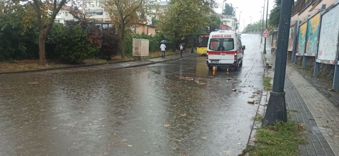 Üsküdar’da Yollar Göle Döndü: 1 Araç Mahsur Kaldı, Yolcu Fenalaştı