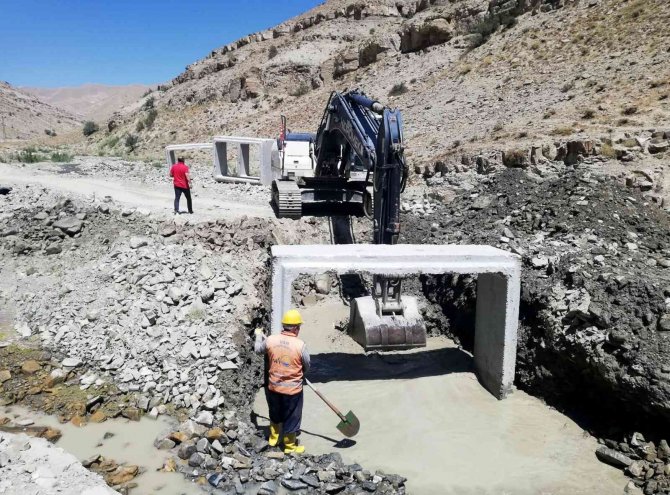 Van Büyükşehir Belediyesi Yolların Alt Yapısını Güçlendiriyor