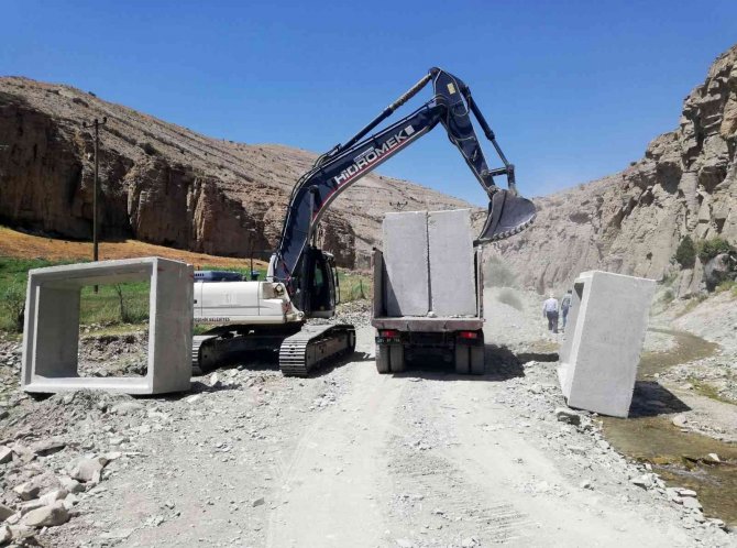 Van Büyükşehir Belediyesi Yolların Alt Yapısını Güçlendiriyor