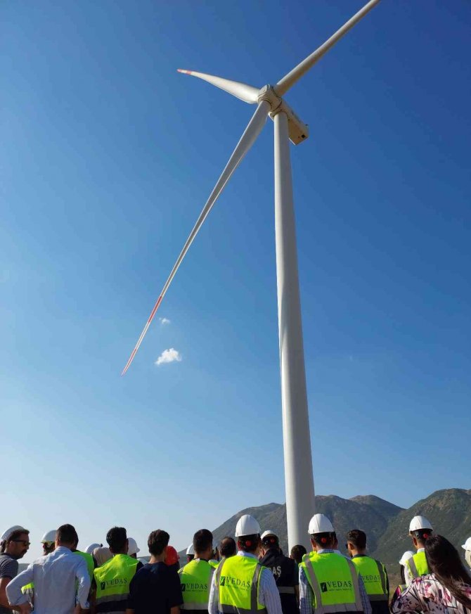 Vedaş Çalışanları, Rüzgarın Elektrik Enerjisine Dönüşünü Yerinde İnceledi