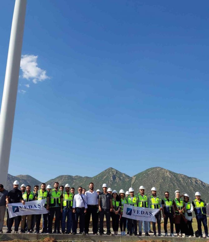 Vedaş Çalışanları, Rüzgarın Elektrik Enerjisine Dönüşünü Yerinde İnceledi