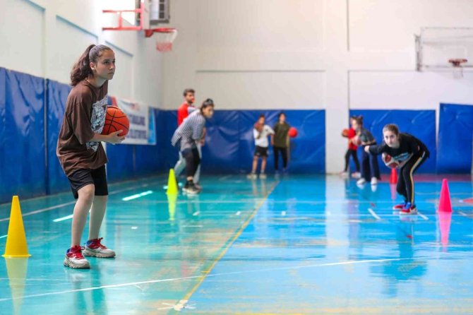İ̇pekyolu’nda Yaz Spor Kursları Devam Ediyor