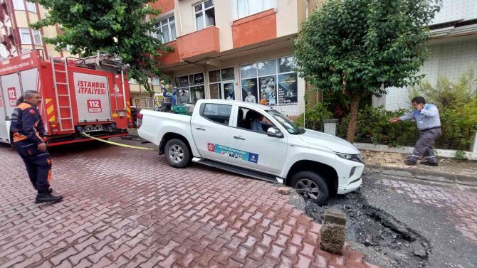 Avcılar’da Ev Ve İş Yerlerini Su Bastı, Yol Çöktü
