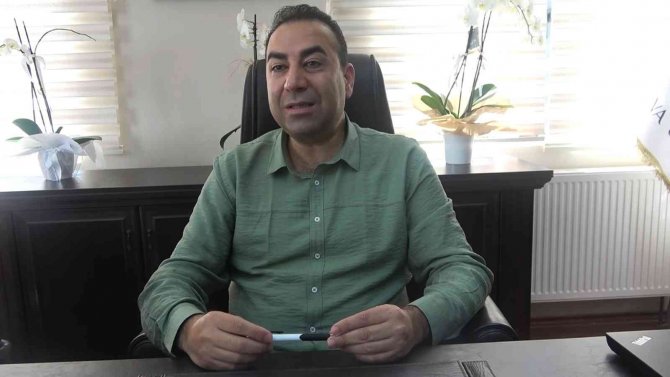 Prof. Dr. Arıca Uyardı: “Araç İçinde Sıcakta 2,3 Saatten Fazla Bulunmuş Sıvıyı Tüketmemeliyiz”