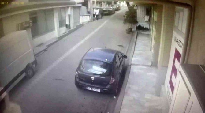 Yapılan Zammı Kabul Etmedi, Ev Sahibinin Çocuklarını Pompalı Tüfekle Vurdu