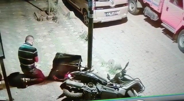 Kurye Apartmandan Motosikleti Çalmaya Çalışan Hırsızın Üzerine Uçtu