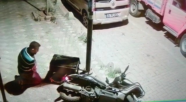 Kurye Apartmandan Motosikleti Çalmaya Çalışan Hırsızın Üzerine Uçtu