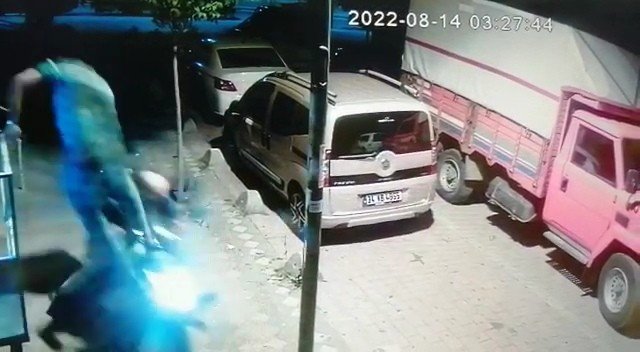 Kurye Apartmandan Motosikleti Çalmaya Çalışan Hırsızın Üzerine Uçtu