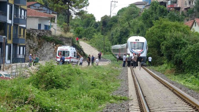 Yolcu Treni Raylarda Yürüyen Kıza Çarptı