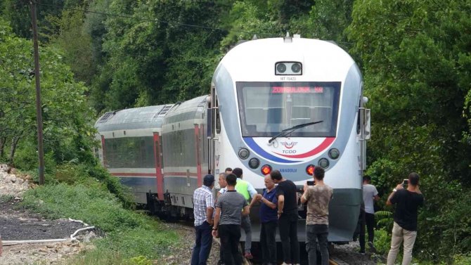 Yolcu Treni Raylarda Yürüyen Kıza Çarptı