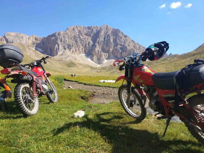 2 Bin 500 Rakıma Motorlarıyla Çıktılar, Yaylada Ki Çiftçiler Gördükleri Motosikletler Karşısında Şaşkınlıklarını Gizleyemedi
