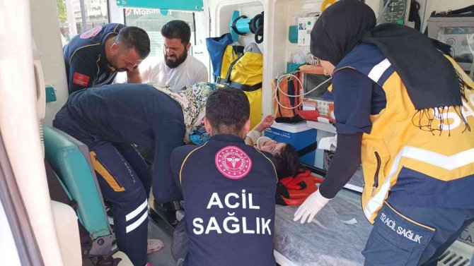 Elektrikli Bisiklet Devrildi: 2 Yaralı