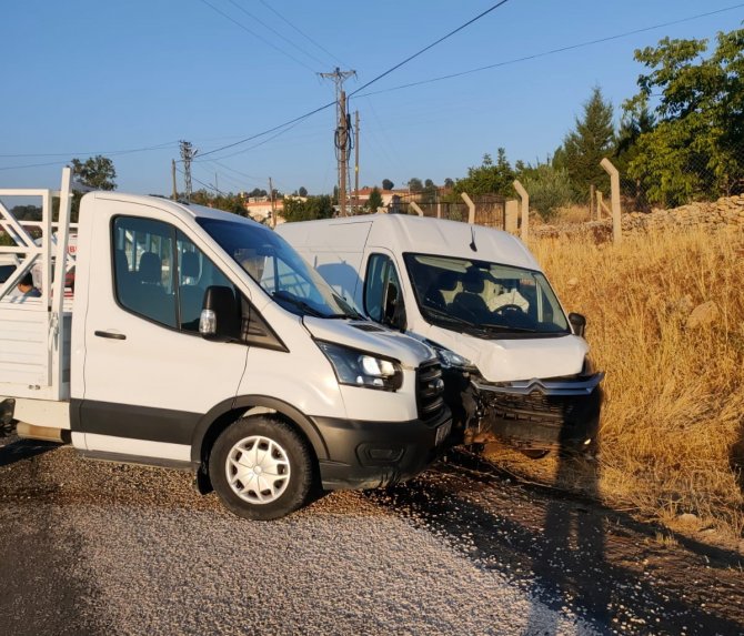 Minibüs İle Kamyonet Çarpıştı: 2 Yaralı