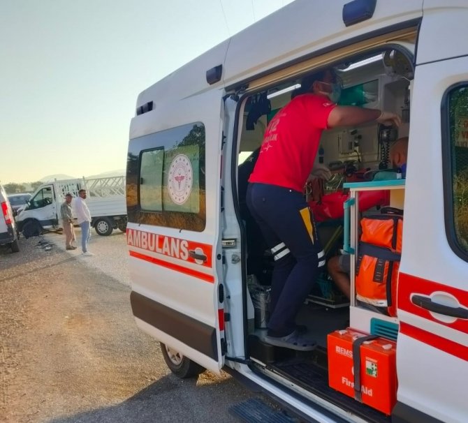 Minibüs İle Kamyonet Çarpıştı: 2 Yaralı