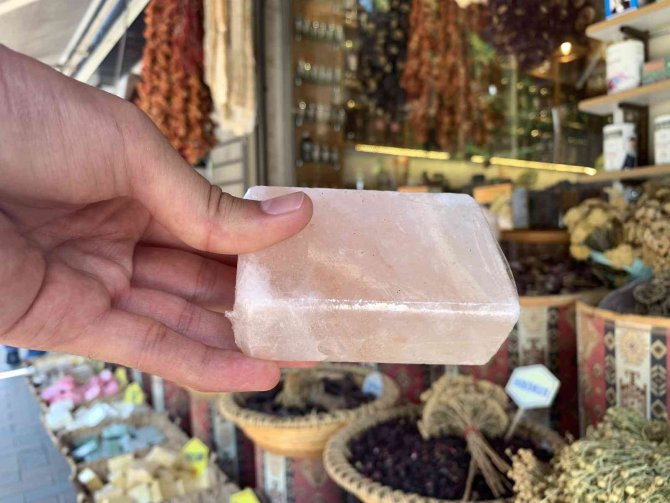 Sıcak Havalarda Terlemeyi Azaltacak Doğal Çözüm: Tuz Sabunu