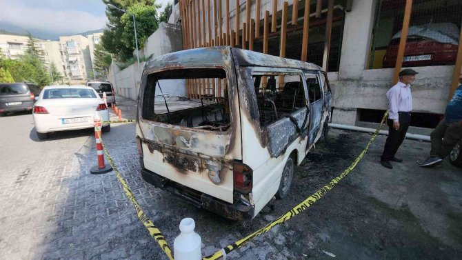 Hastane Otoparkında Alev Alan Minibüs Paniğe Neden Oldu