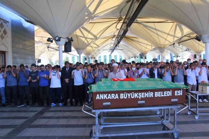 Ankara’daki Fırtınada Hayatını Kaybeden Stajyer Genç Son Yolculuğuna Uğurlandı