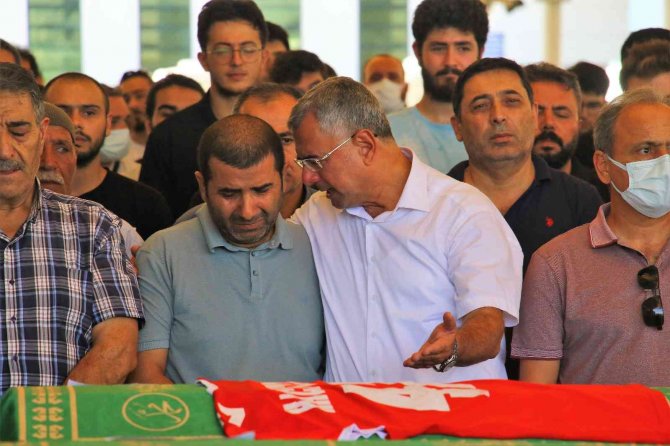Ankara’daki Fırtınada Hayatını Kaybeden Stajyer Genç Son Yolculuğuna Uğurlandı