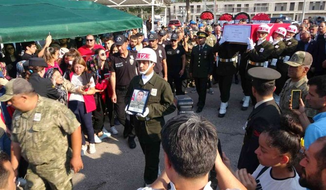 Kamuflaj Giyen Şehit Annesi Evladını Asker Selamıyla Uğurladı