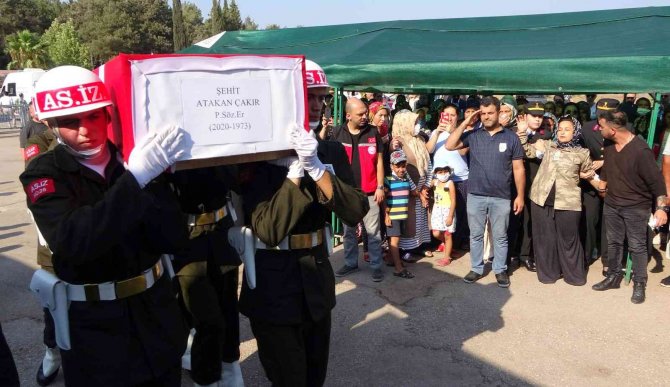 Kamuflaj Giyen Şehit Annesi Evladını Asker Selamıyla Uğurladı
