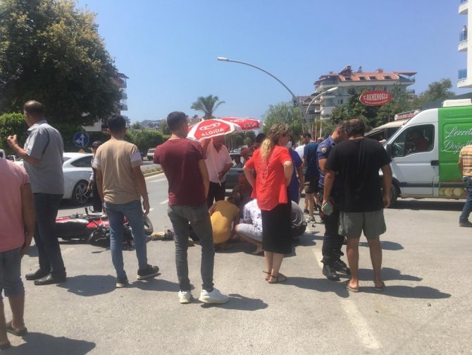 Alanya’da Motosiklet İle Otomobil Çarpıştı: 1’i Ağır, 2 Yaralı