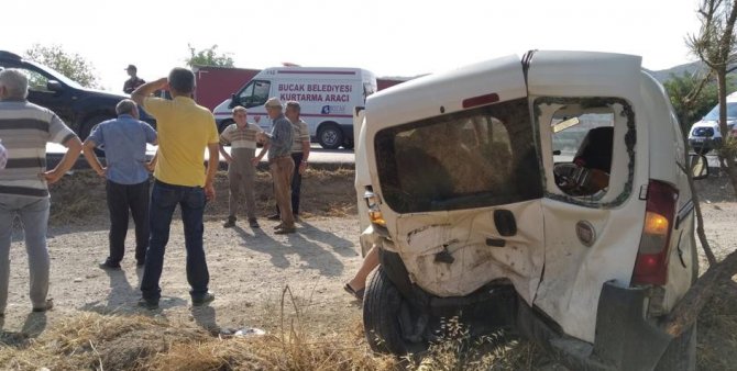 Otomobil İle Hafif Ticari Araç Çarpıştı: 1’i Ağır 4 Yaralı
