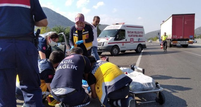 Otomobil İle Hafif Ticari Araç Çarpıştı: 1’i Ağır 4 Yaralı