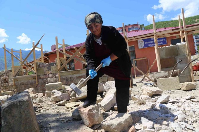 Artvin’de Kadın Üreticilerin Kooperatif Binasını Kadın Duvar Ustası Yapıyor