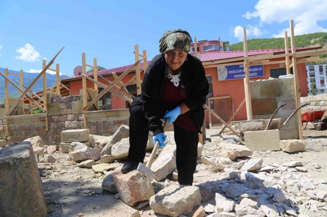 Artvin’de Kadın Üreticilerin Kooperatif Binasını Kadın Duvar Ustası Yapıyor