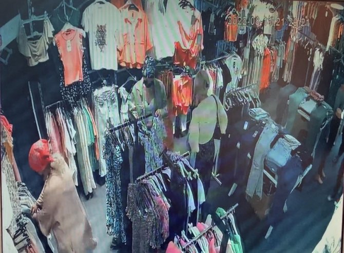 Ataşehir’de Müşteri Kılığındaki 4 Kadın 8 Dakikada 54 Giysi Çaldı
