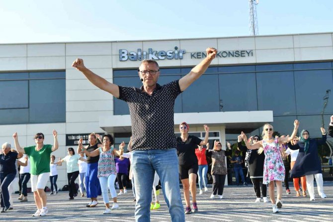 Balıkesir’in Kurtuluşunun 100. Yılında 100 Kişilik Zeybek Gösterisi