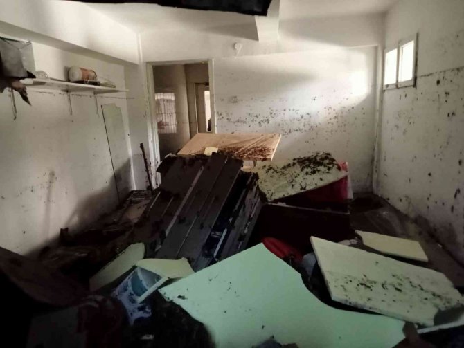 Ankara’daki Sel Birçok Dükkanı Kullanılamaz Hale Getirdi