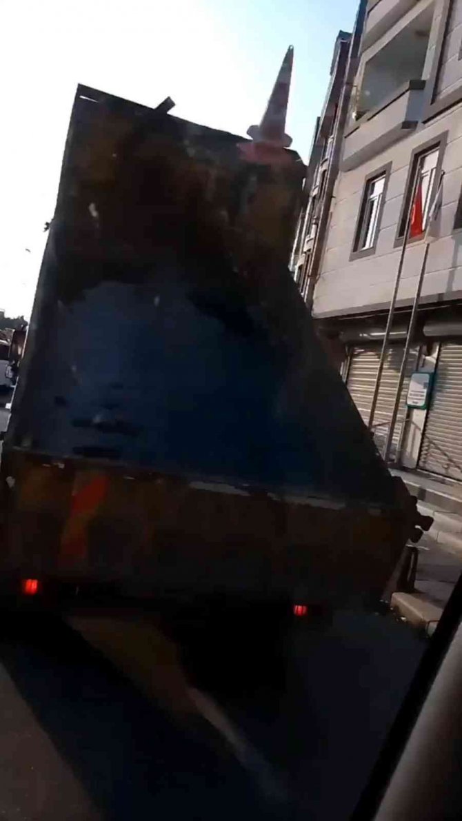 Bedaş’a Ait Kamyonet Trafikte Damperi Açık Şekilde İlerledi